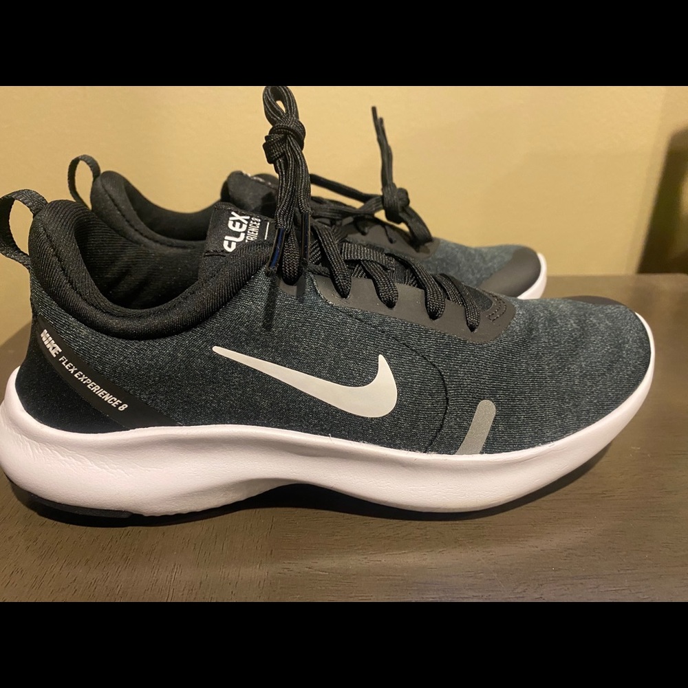 Nike Women's Flex Experience RN 8 Size 6